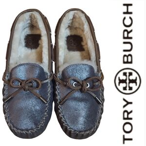 Tory Burch Maxwell Leather Shearling Lined Moccasin In Metallic Pewter